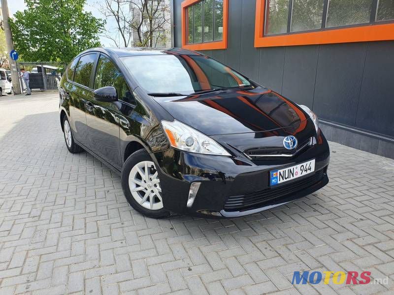 2015' Toyota Prius v photo #1