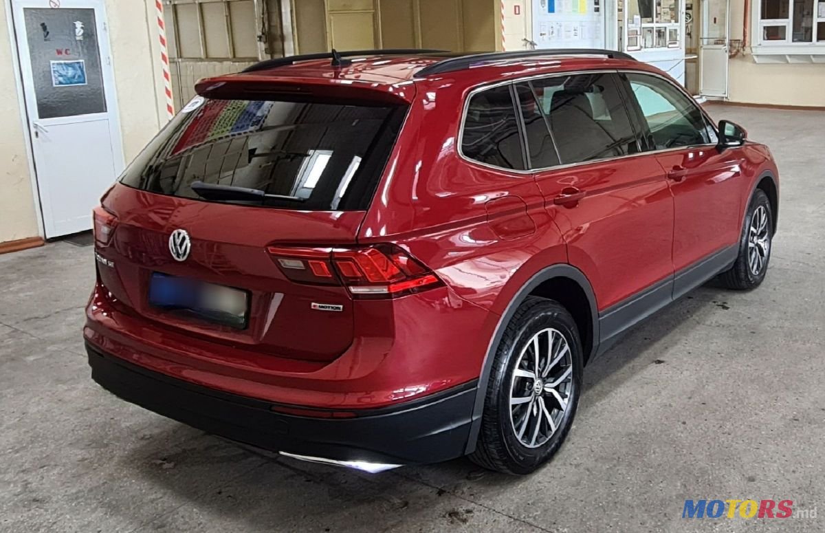 2019' Volkswagen Tiguan photo #2