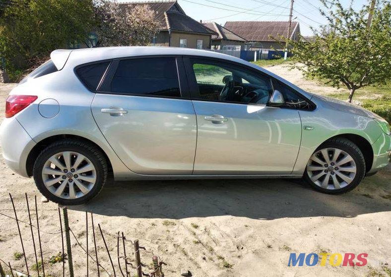 2011' Opel Astra photo #1