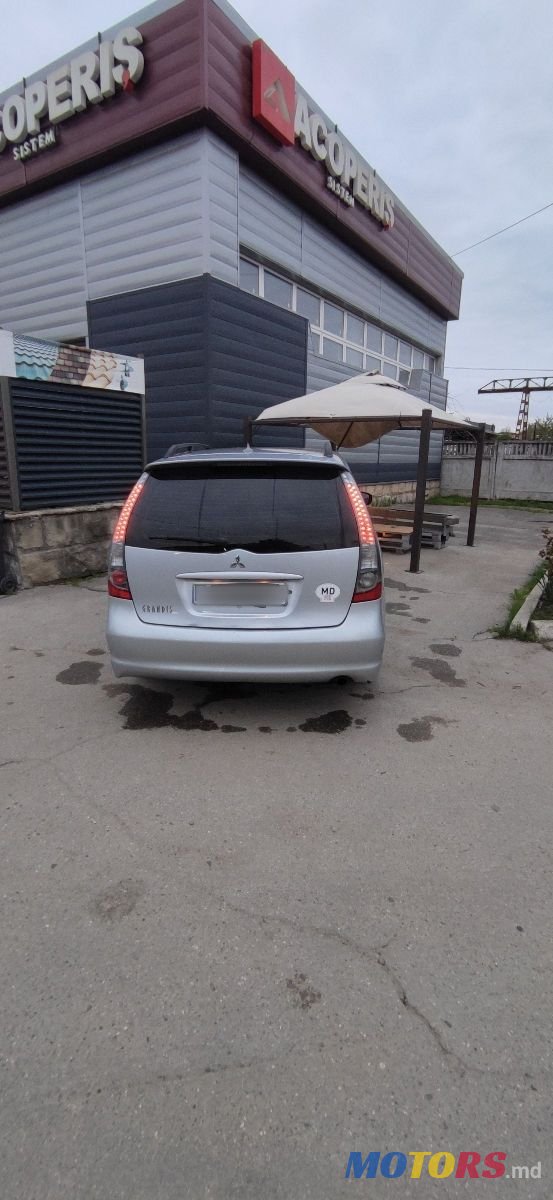 2006' Mitsubishi Grandis photo #4