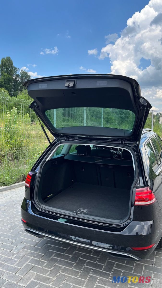 2019' Volkswagen Golf photo #5