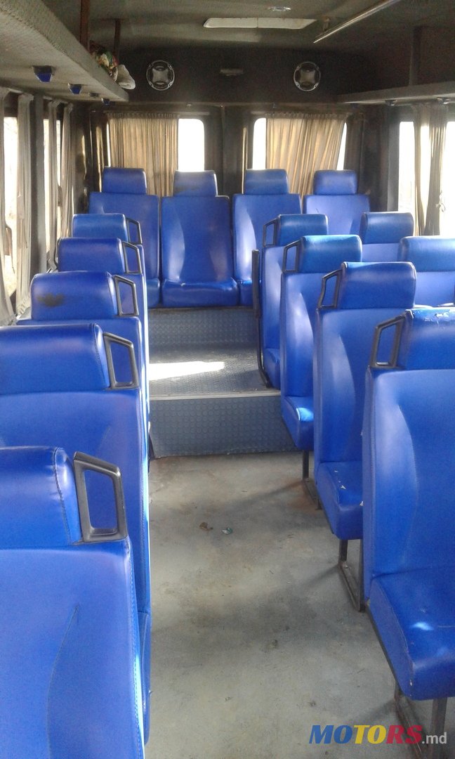 1998' Mercedes-Benz 612d photo #3