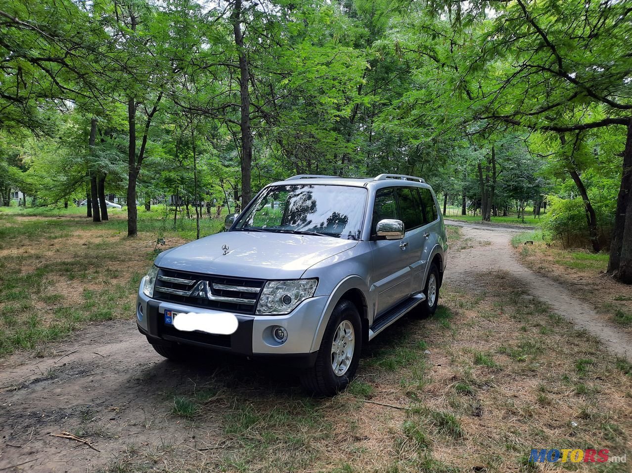 2007' Mitsubishi Pajero photo #2