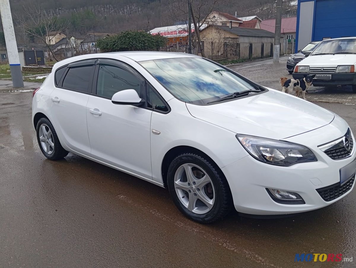2012' Opel Astra photo #3
