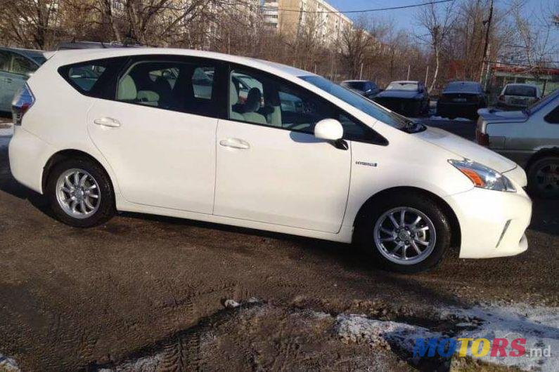 2012' Toyota Prius v photo #1