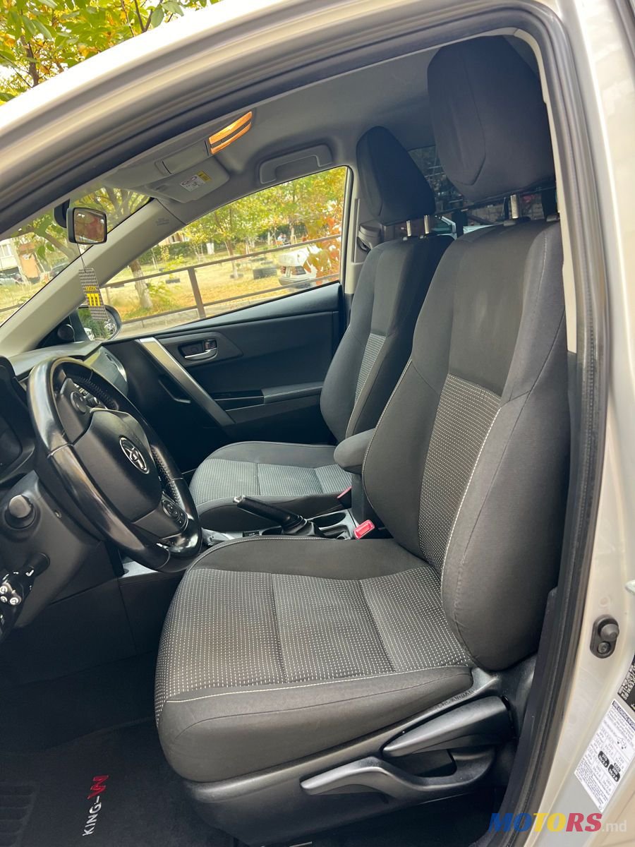 2013' Toyota Auris photo #5