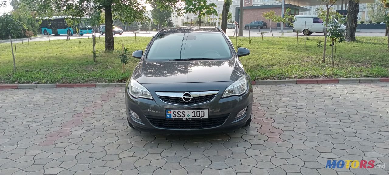 2011' Opel Astra photo #3