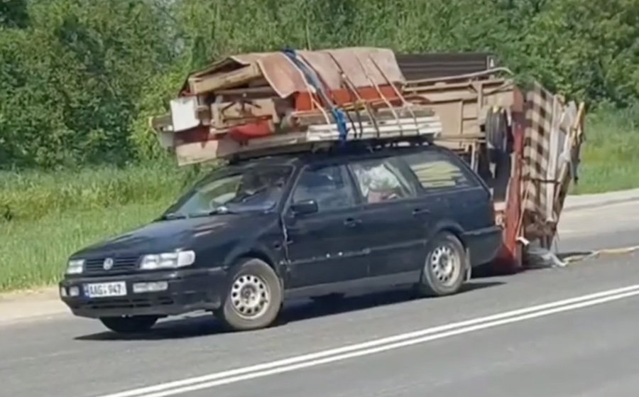 Acesta e un VW Passat din Moldova, care a ieşit din zona de confort şi a fost convins că poate transporta mobilier şi în portbagaj, şi deasupra, şi într-o remorcă