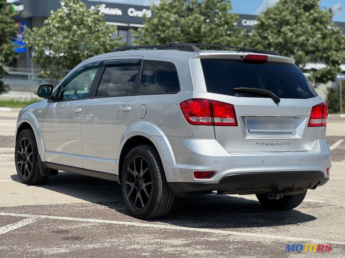 2011' Fiat Freemont photo #4