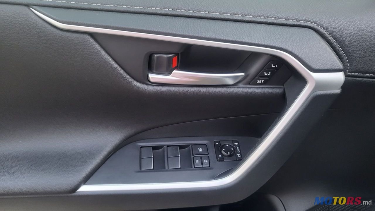 2019' Toyota RAV4 photo #5