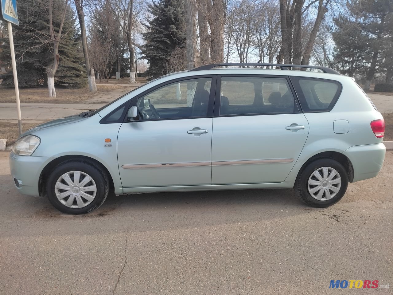 2004' Toyota Avensis Verso photo #5