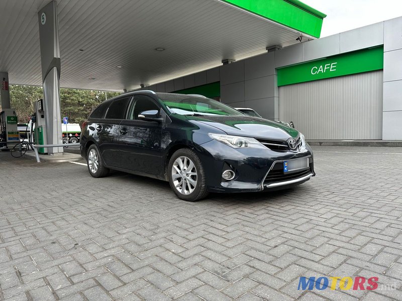 2013' Toyota Auris photo #2