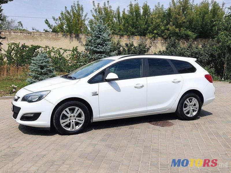 2013' Opel Astra photo #1