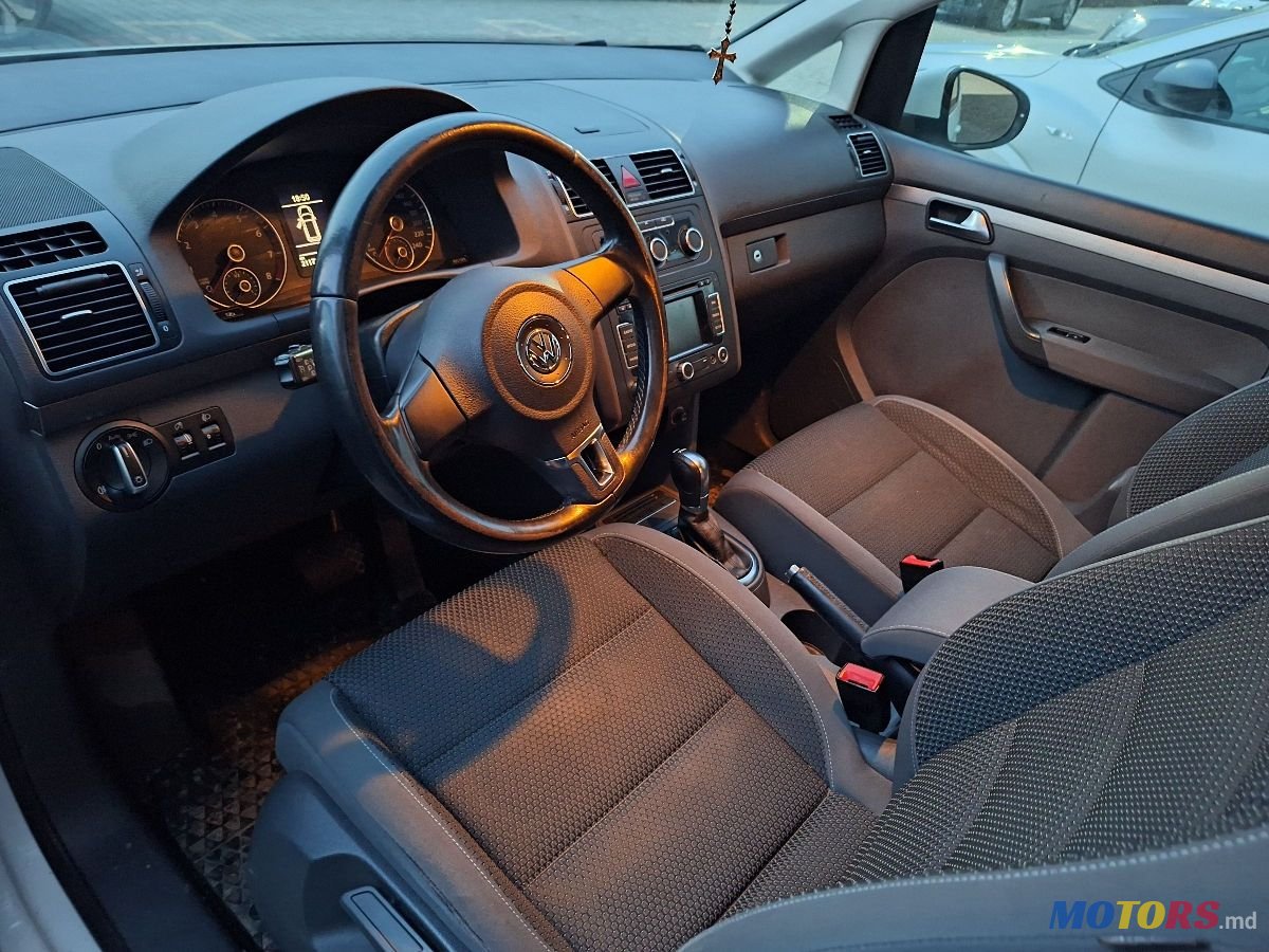 2012' Volkswagen Touran photo #3