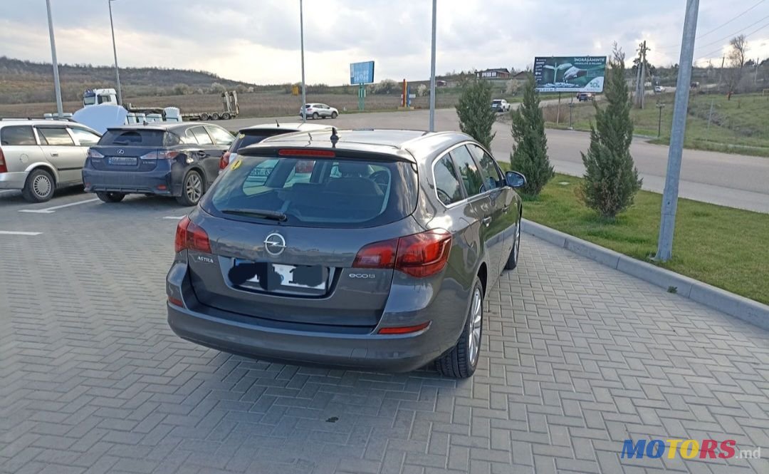 2011' Opel Astra photo #4