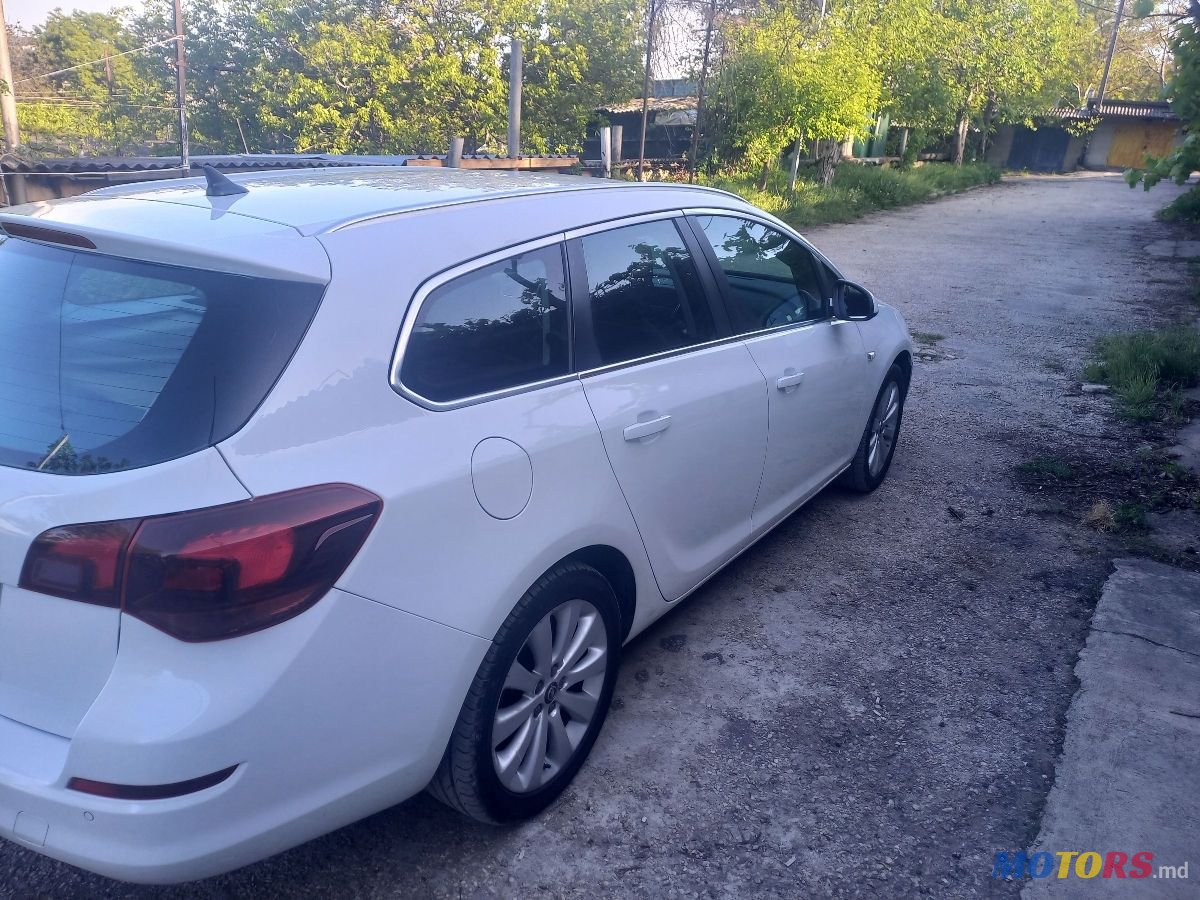 2011' Opel Astra photo #2