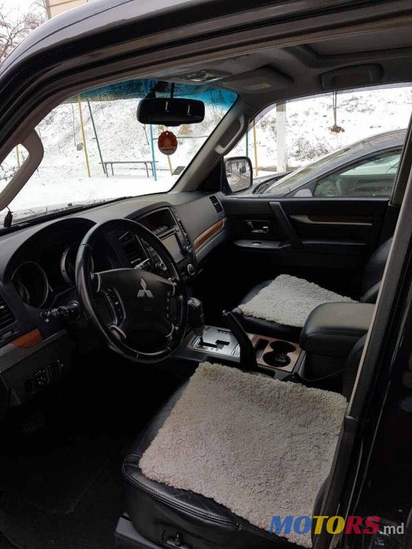 2009' Mitsubishi Pajero photo #2