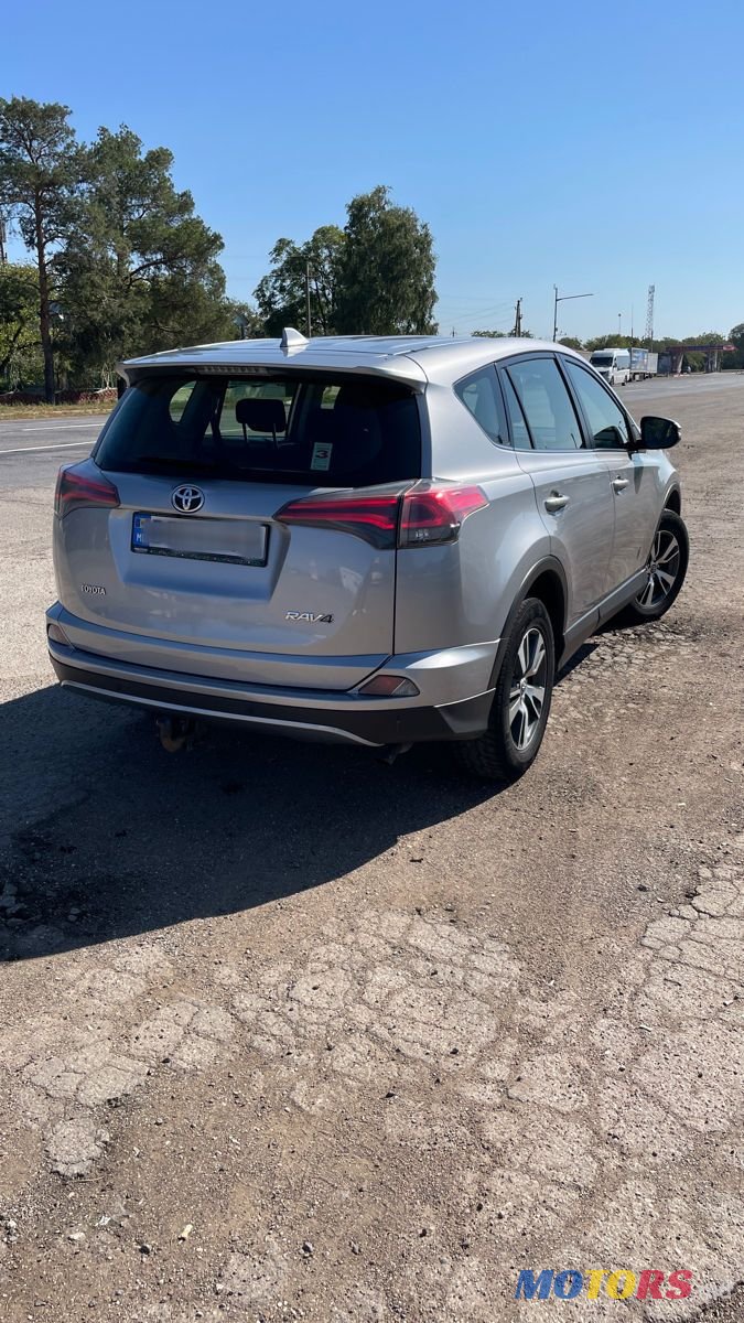 2016' Toyota RAV4 photo #2