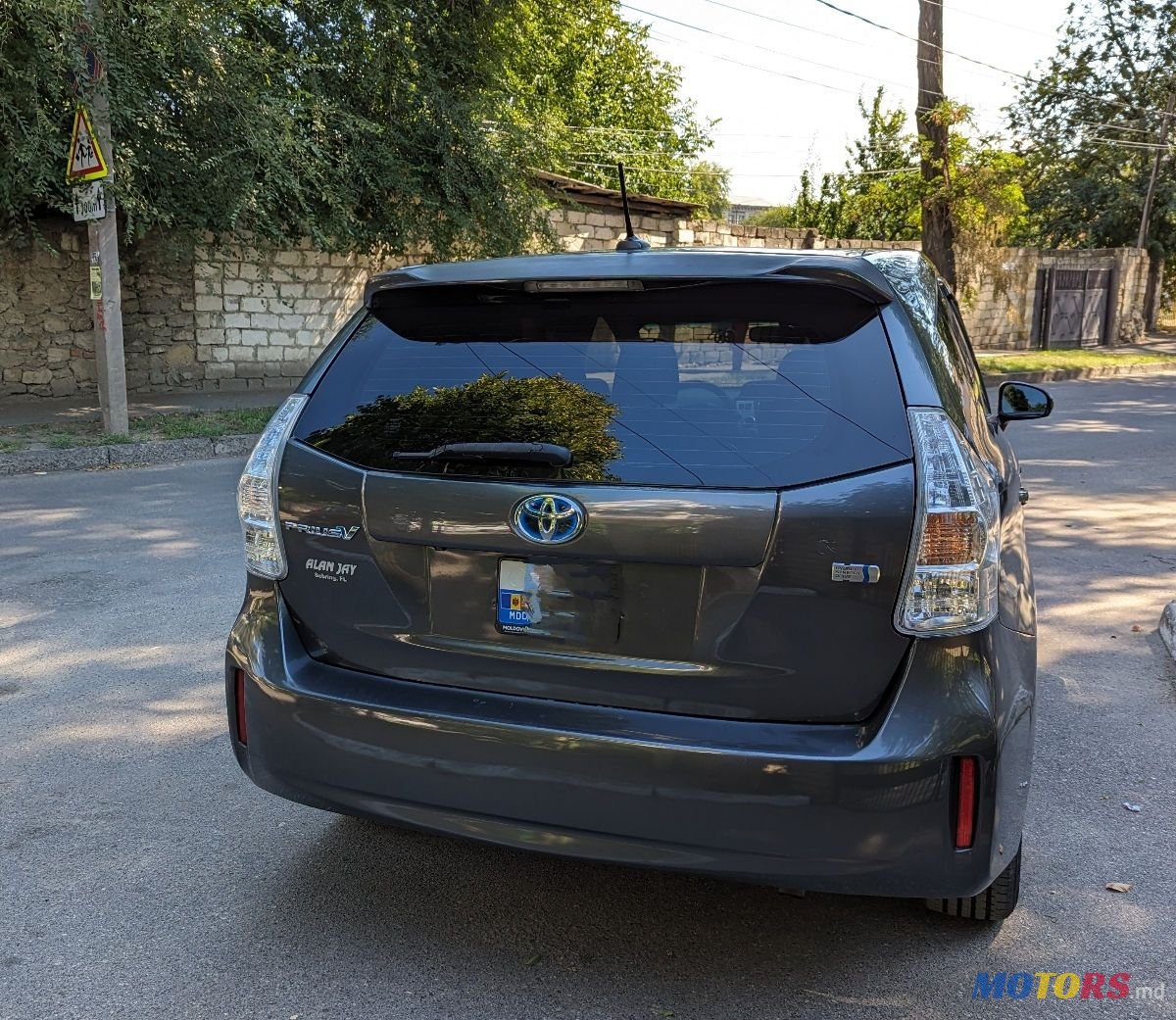 2014' Toyota Prius v photo #3