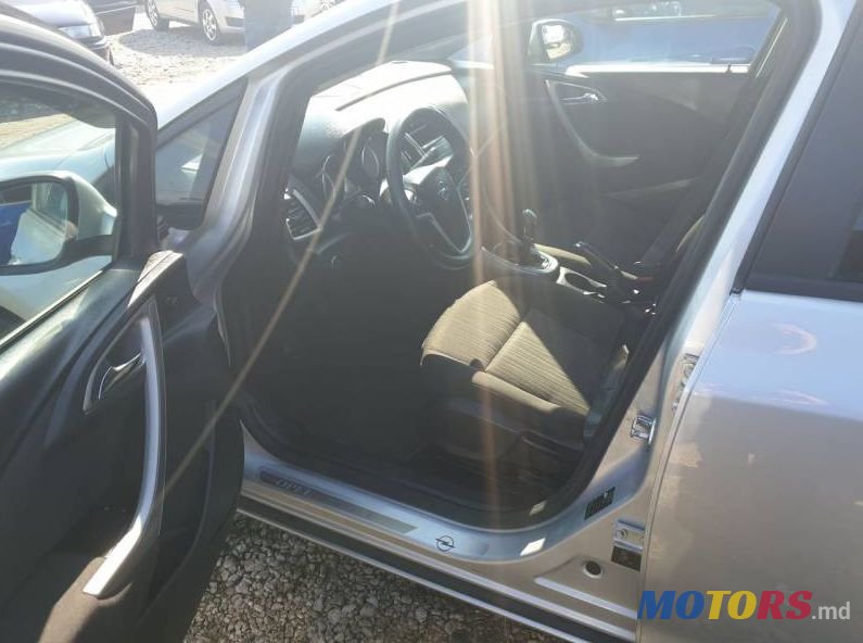 2011' Opel Astra photo #2