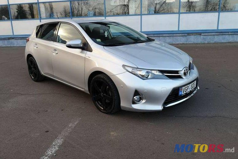 2013' Toyota Auris photo #2