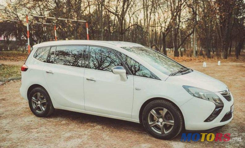 2012' Opel Zafira photo #1
