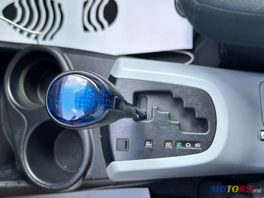 2014' Toyota Prius c photo #3