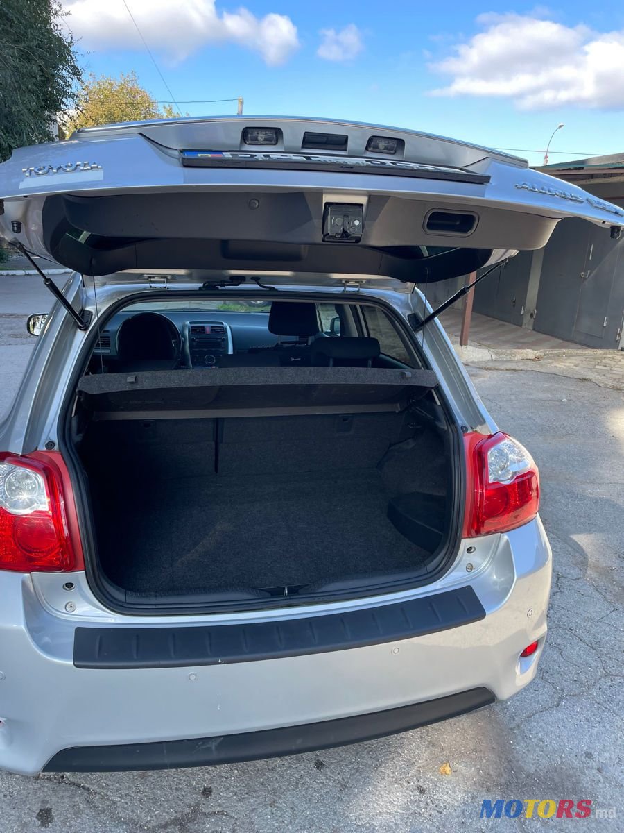 2011' Toyota Auris photo #5