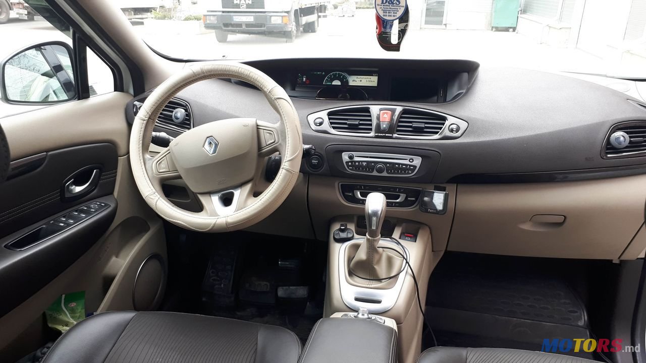2011' Renault Grand Scenic photo #3