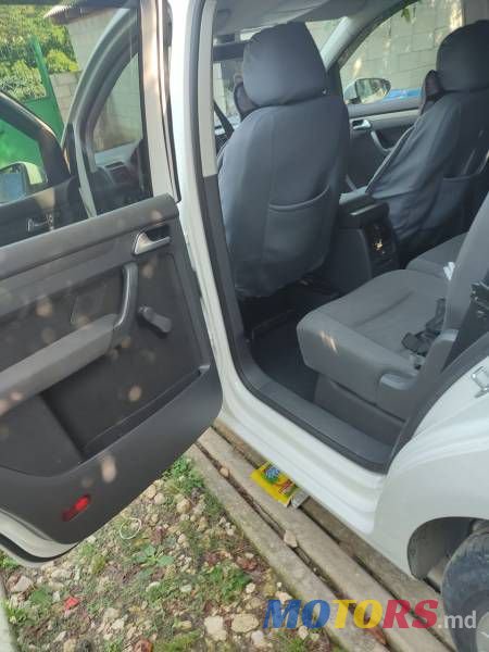 2009' Volkswagen Touran photo #6