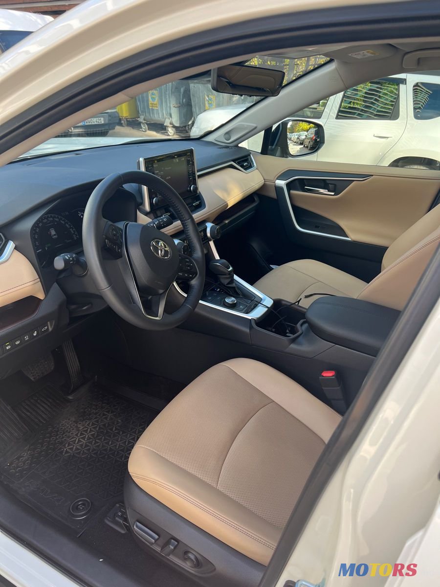 2021' Toyota RAV4 photo #2