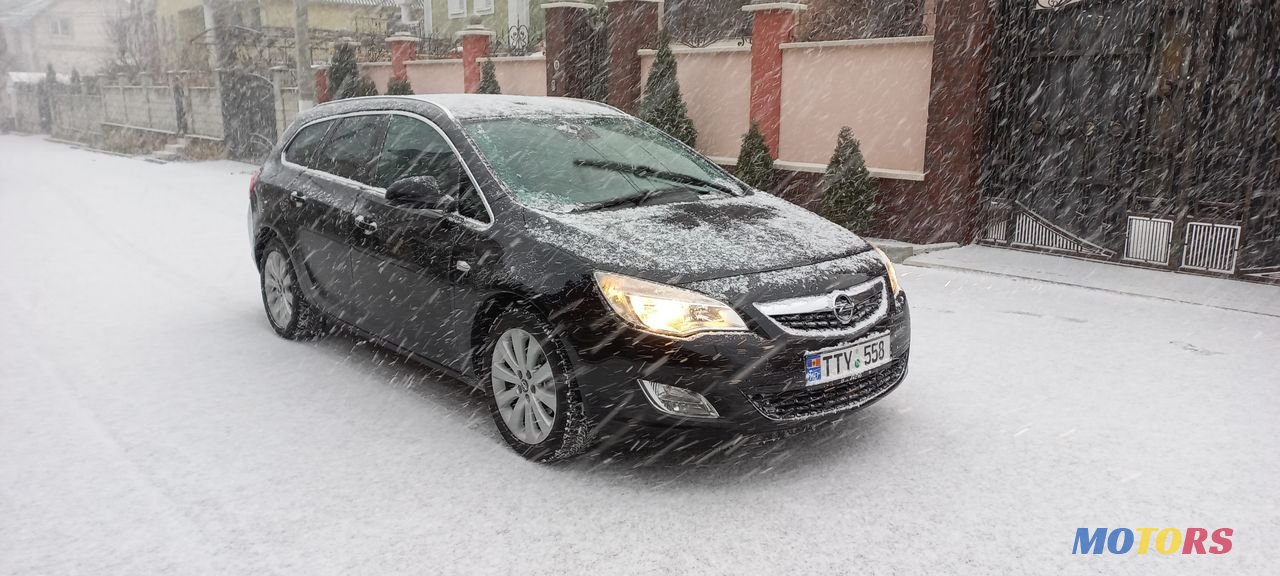 2011' Opel Astra photo #1