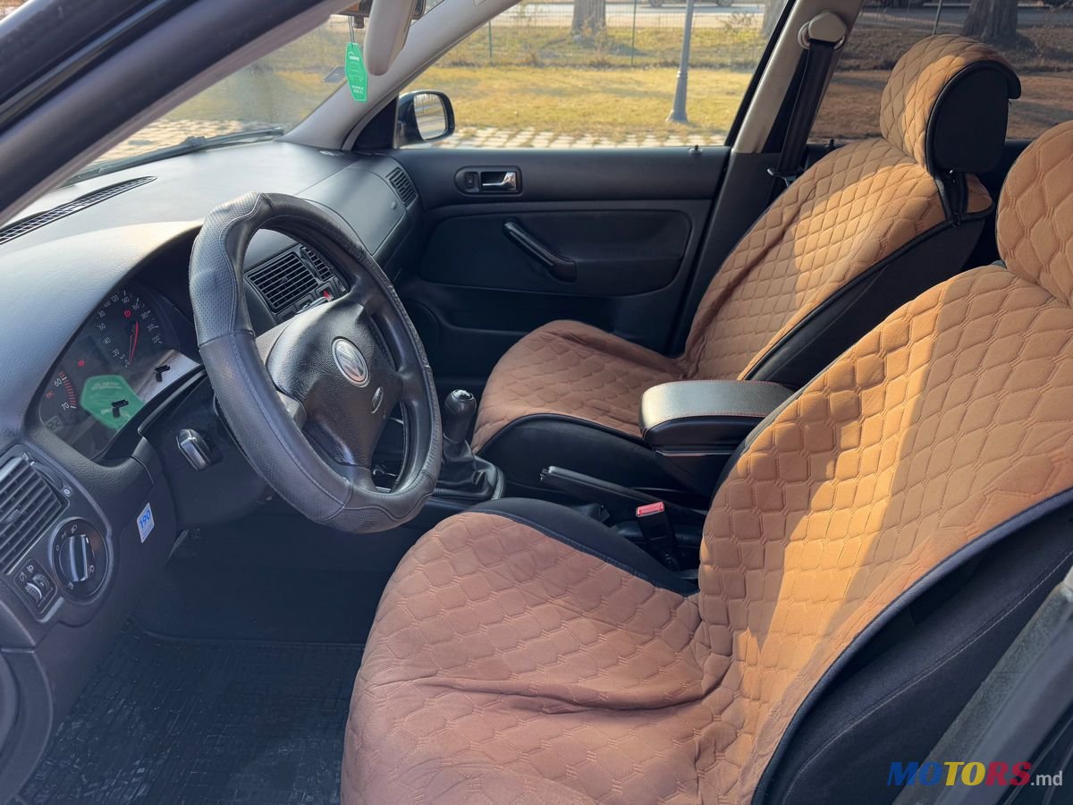 2004' Volkswagen Golf photo #5