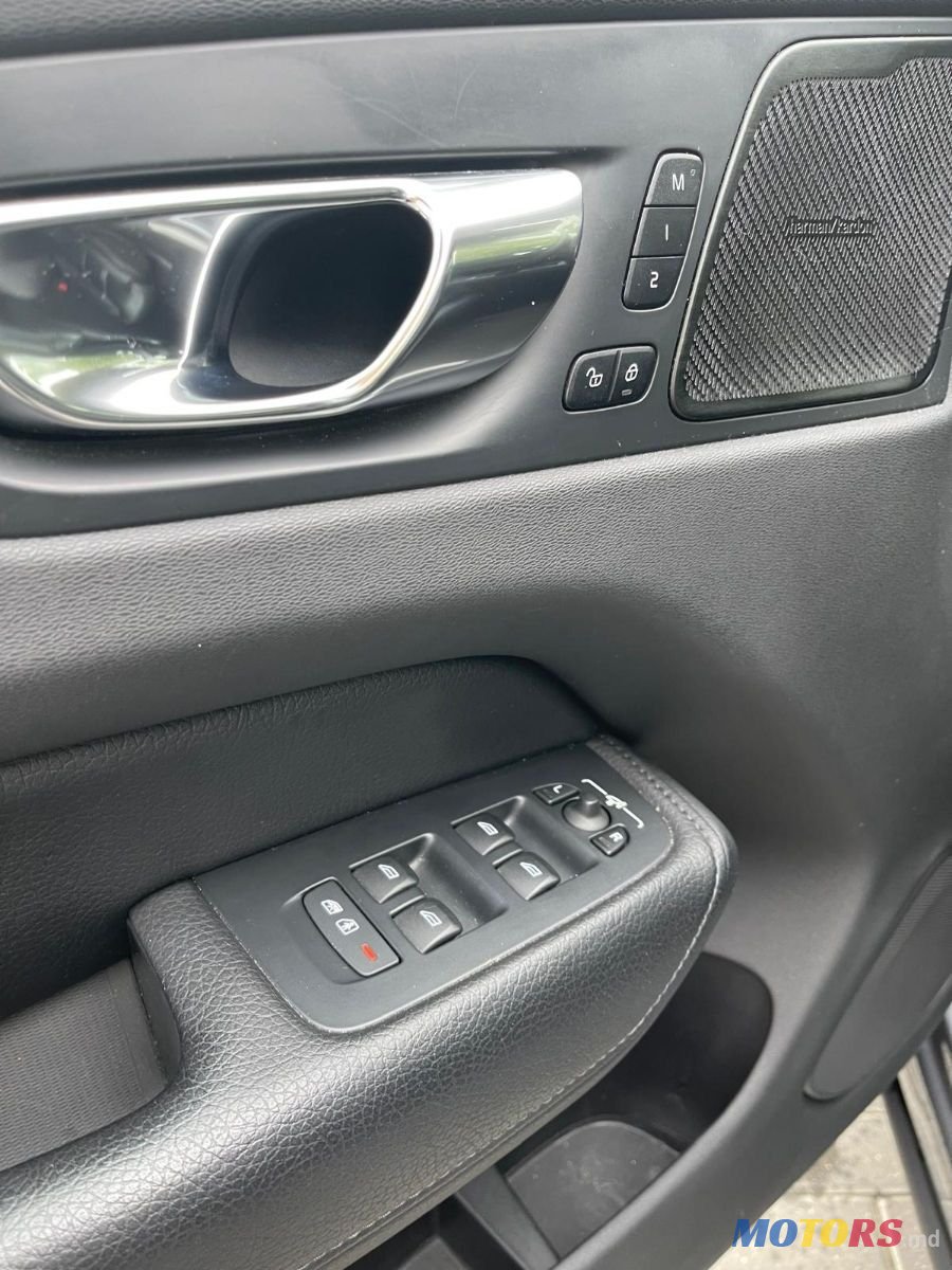 2020' Volvo XC60 photo #5