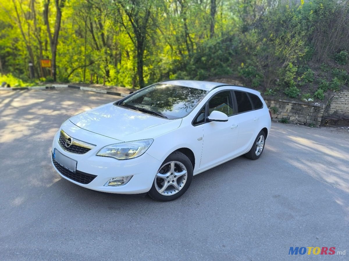2011' Opel Astra photo #3
