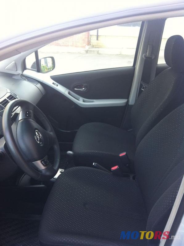 2011' Toyota Yaris photo #3