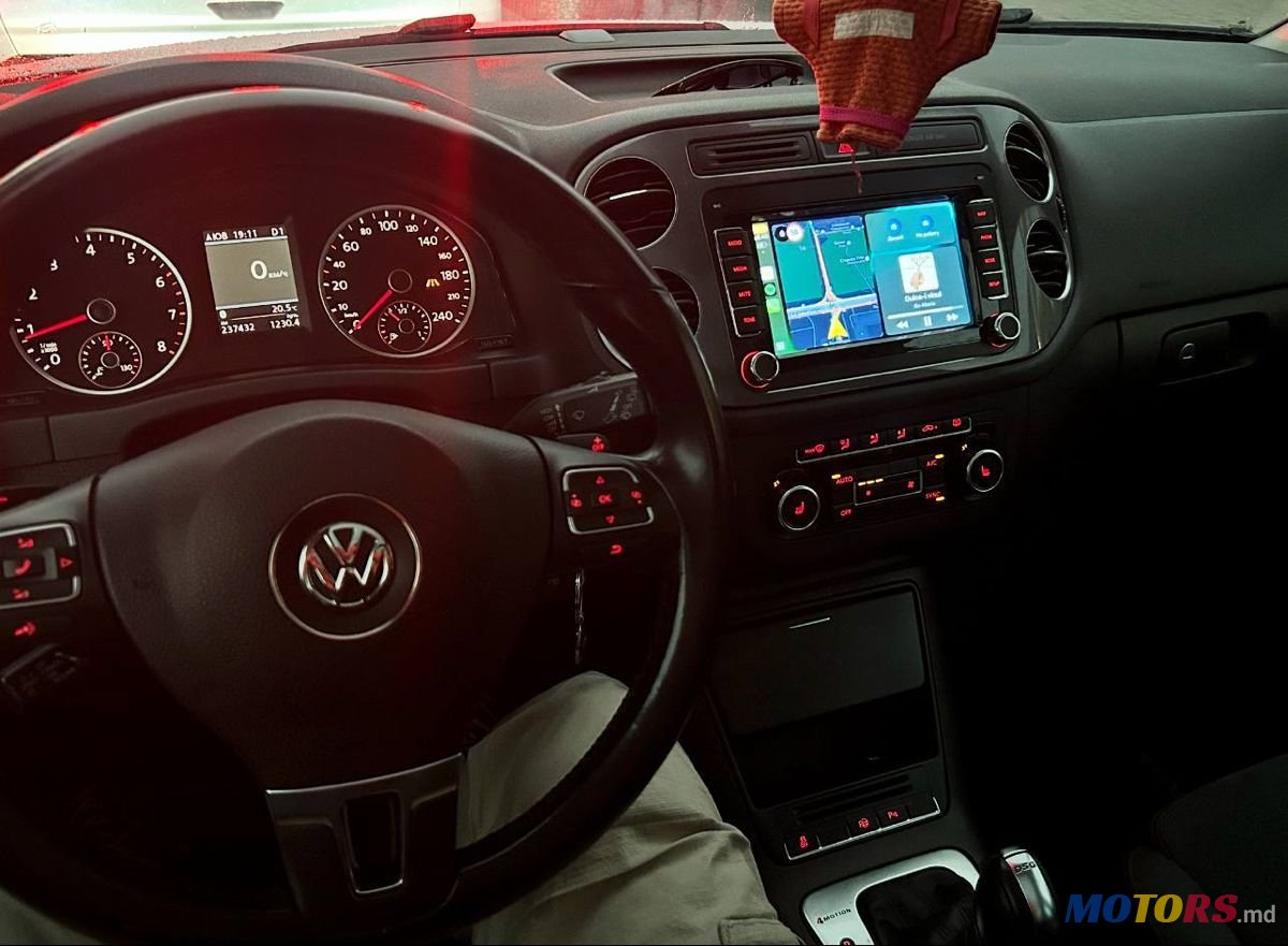 2012' Volkswagen Tiguan photo #2