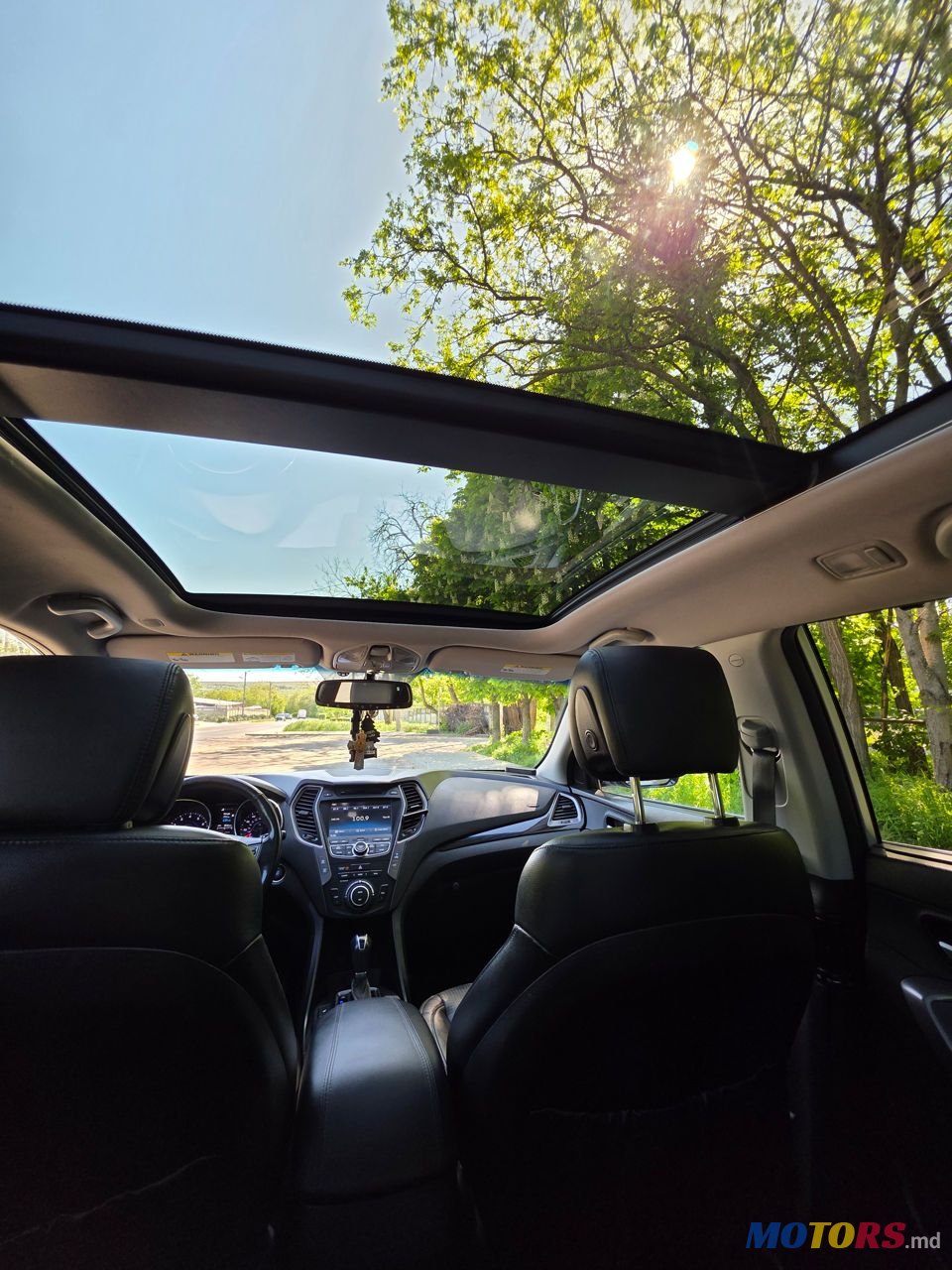 2012' Hyundai Santa Fe photo #5