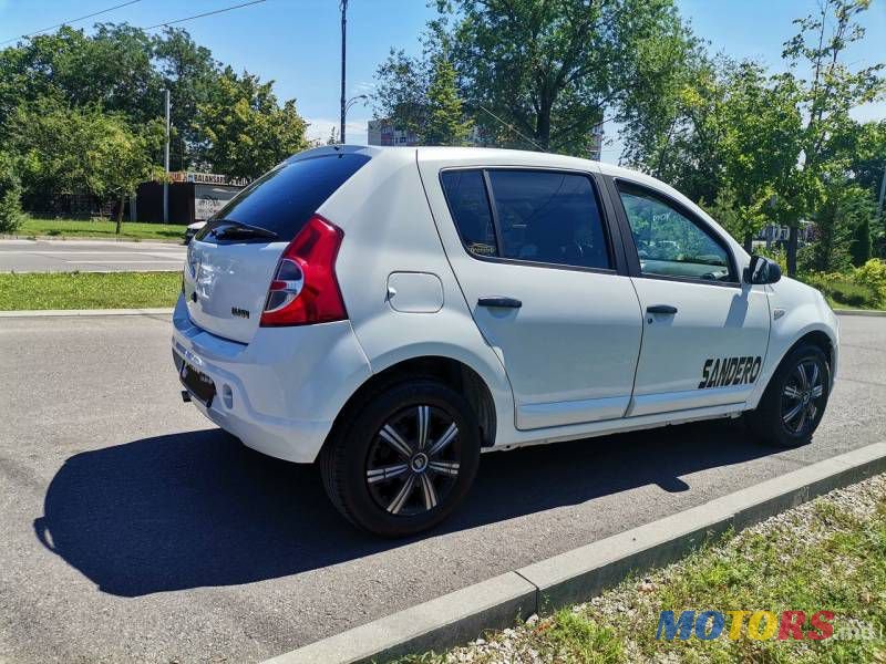2008' Dacia Sandero photo #2