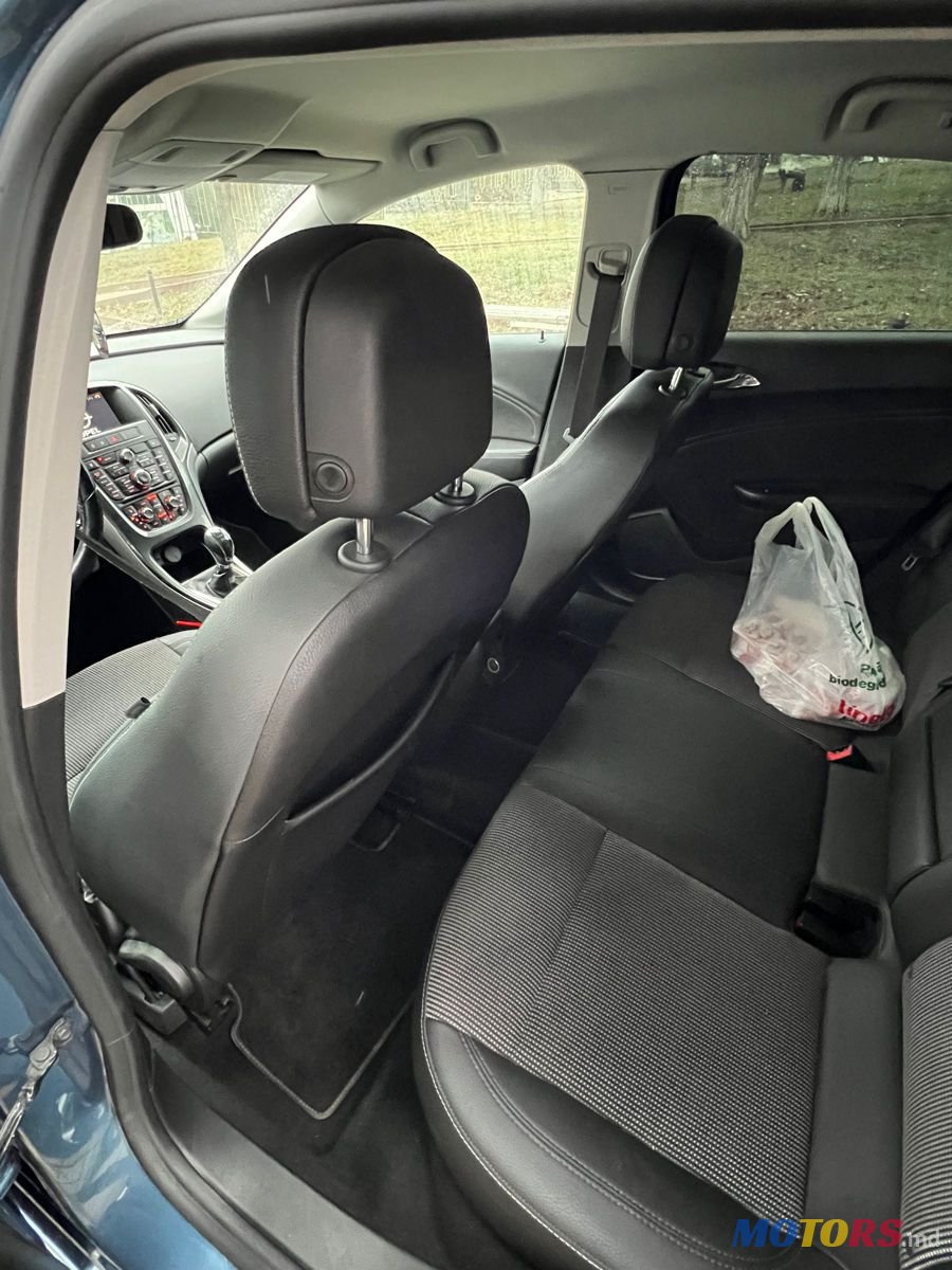 2014' Opel Astra photo #5