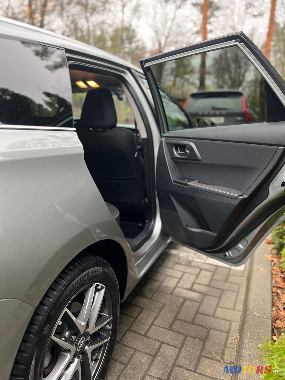 2014' Toyota Auris photo #3