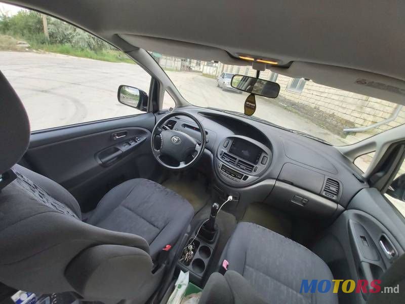 2004' Toyota Previa photo #5
