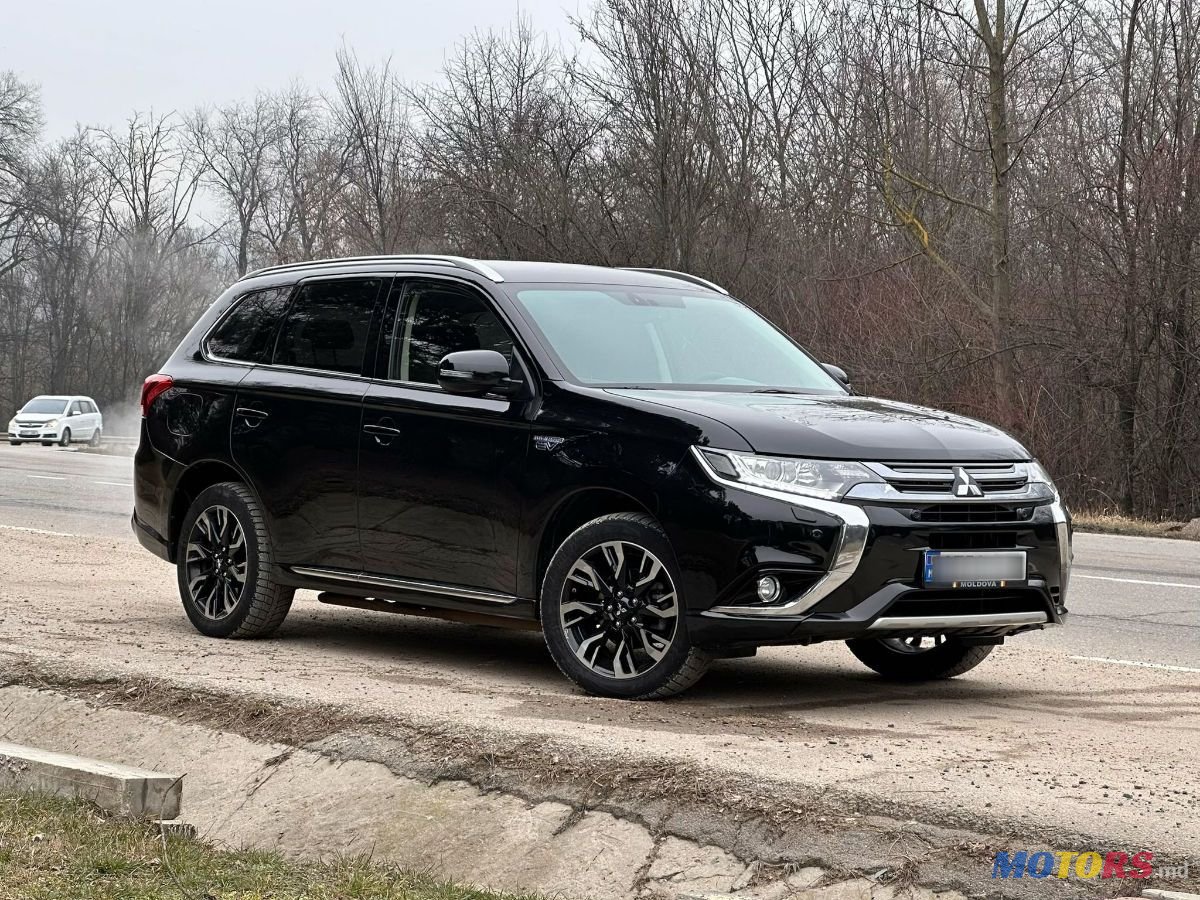 2016' Mitsubishi Outlander photo #2