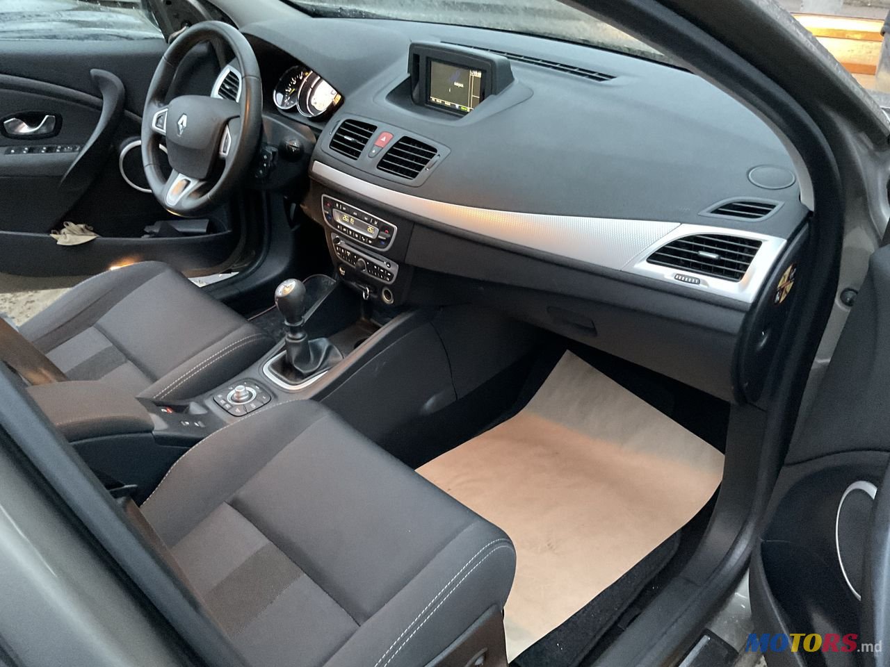 2011' Renault Megane photo #5
