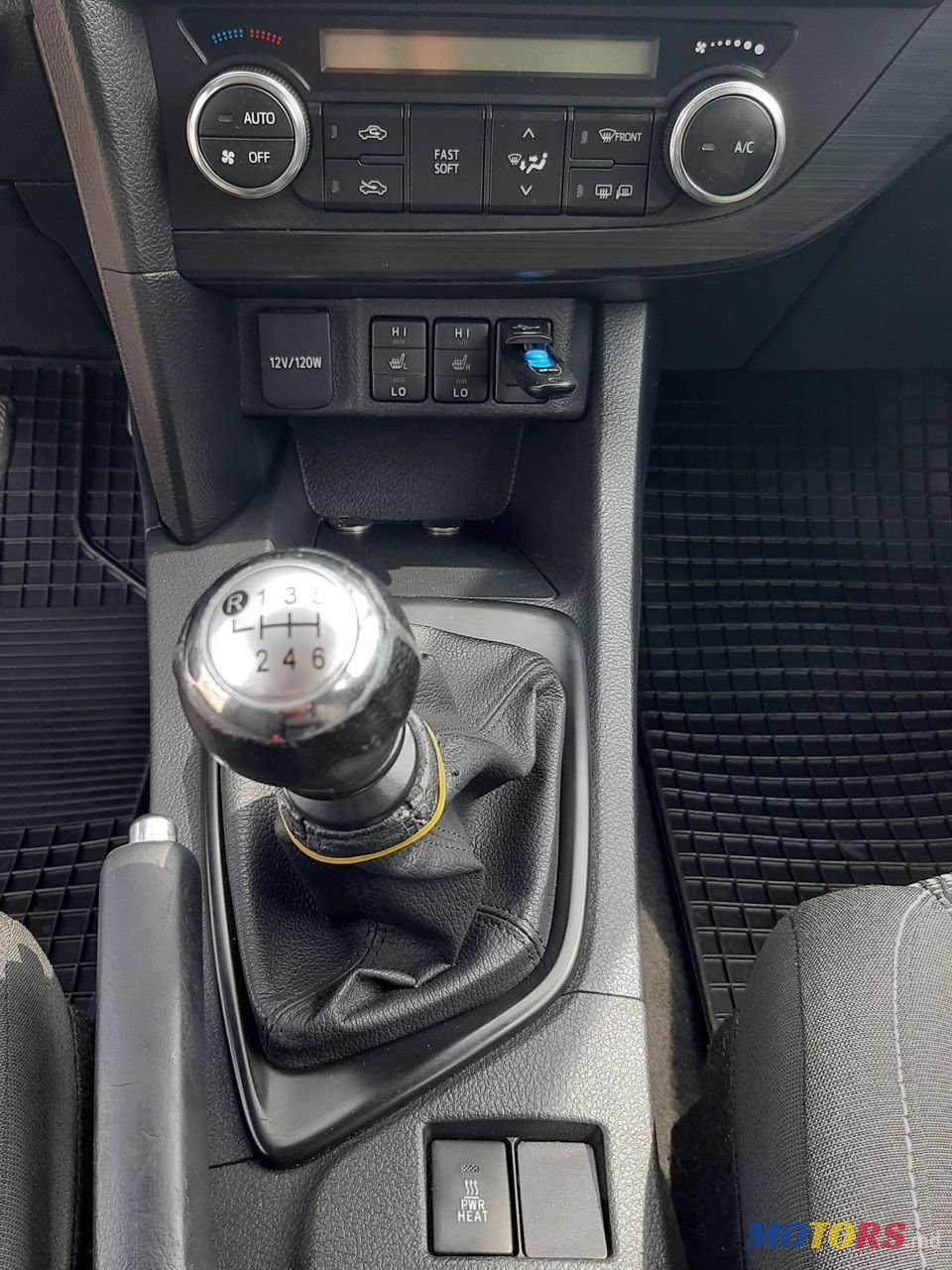 2014' Toyota Auris photo #3