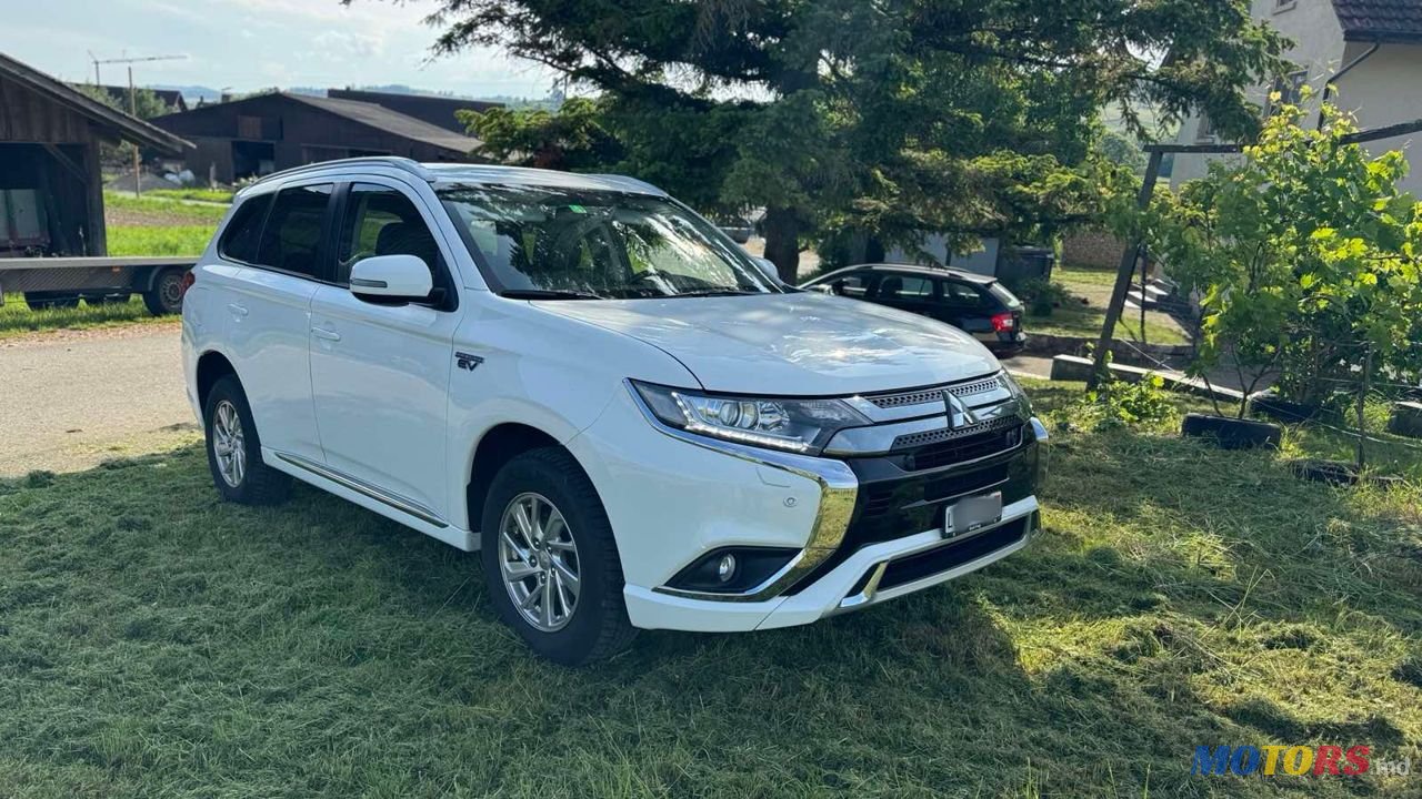 2019' Mitsubishi Outlander photo #1