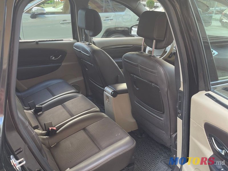2009' Renault Scenic photo #4