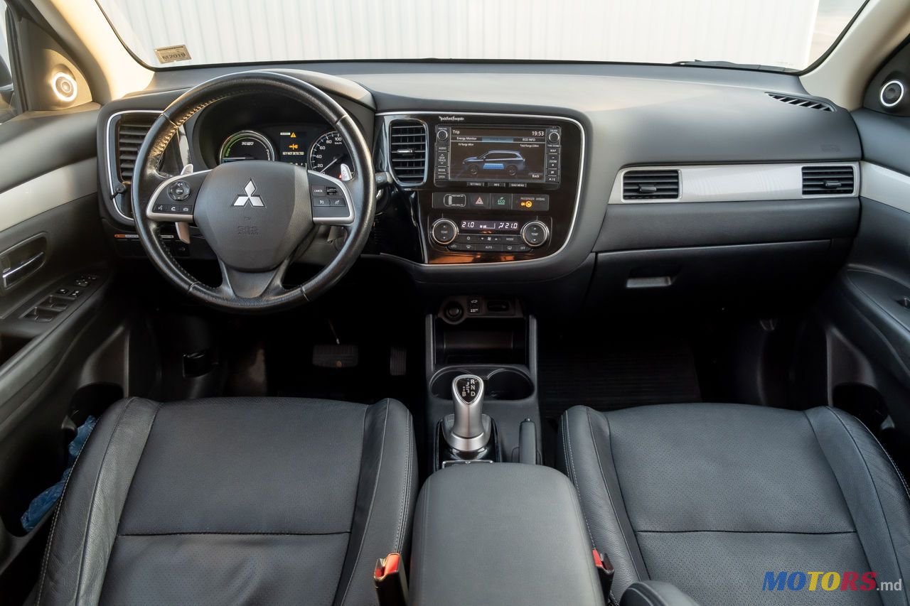 2013' Mitsubishi Outlander photo #6