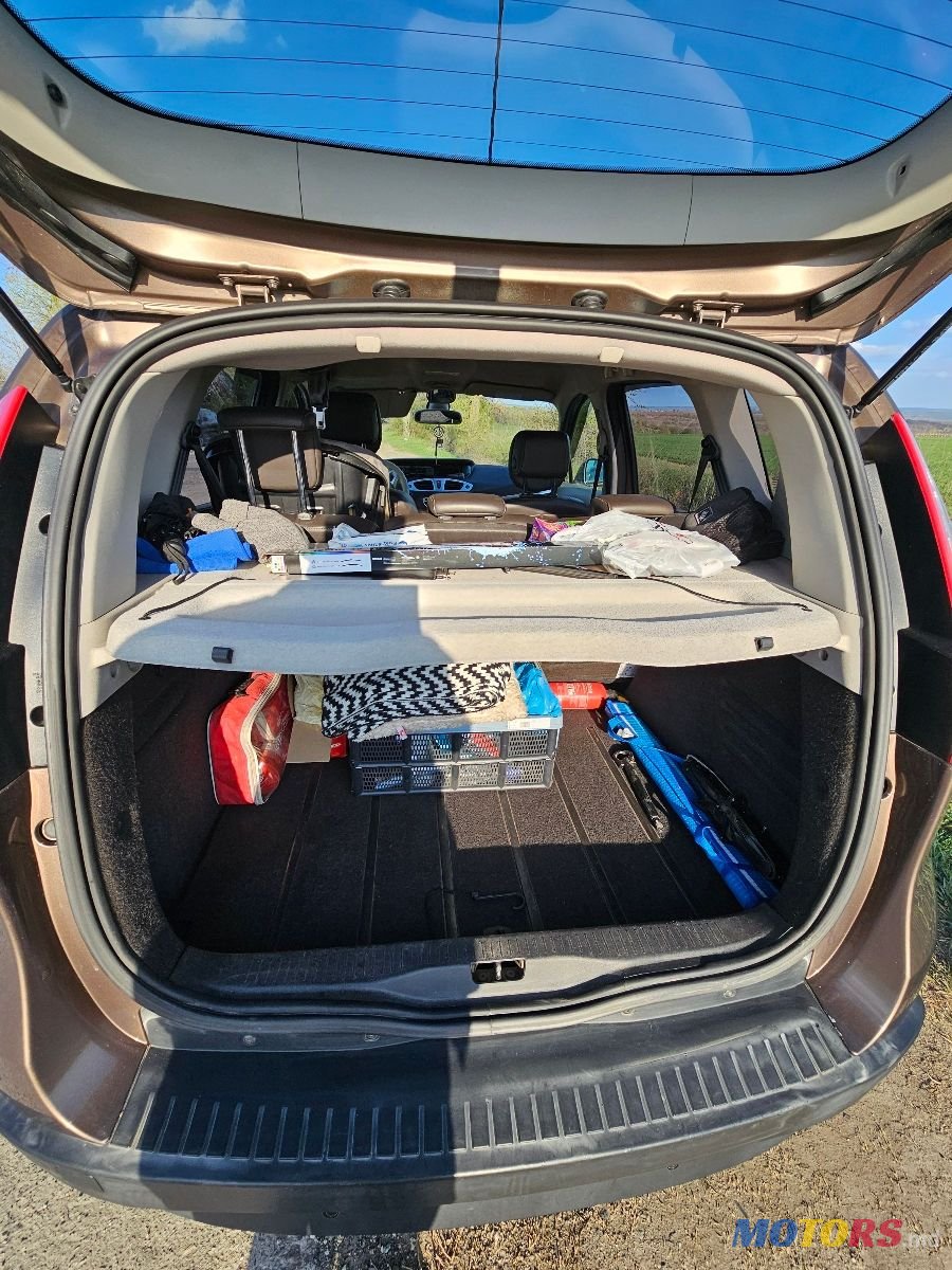 2010' Renault Scenic photo #4