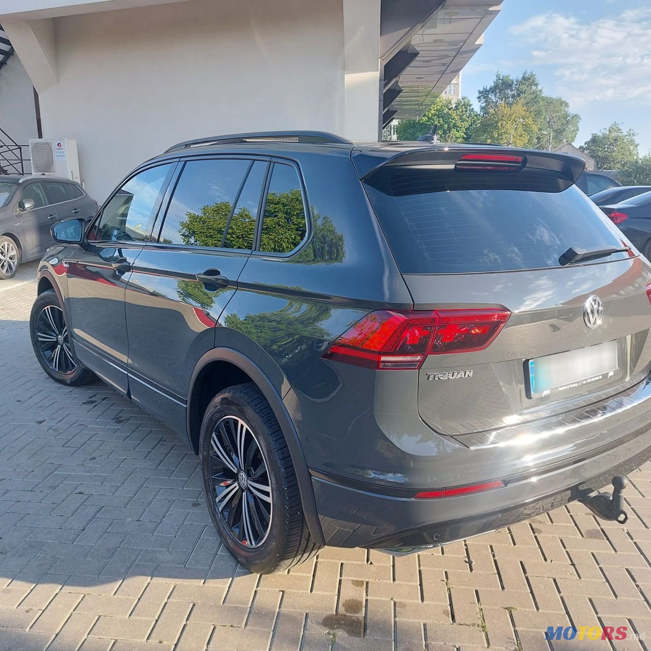 2019' Volkswagen Tiguan photo #5